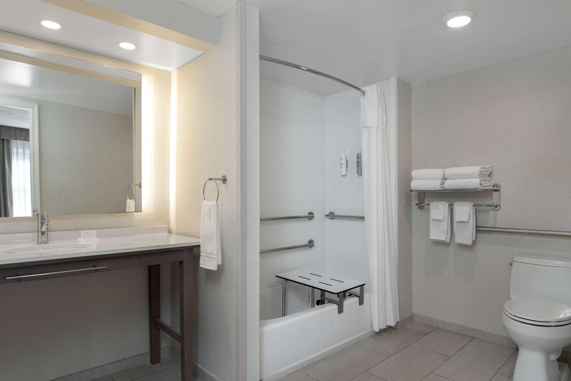 Queen Suite with Tub - Mobility Access/Non-Smoking